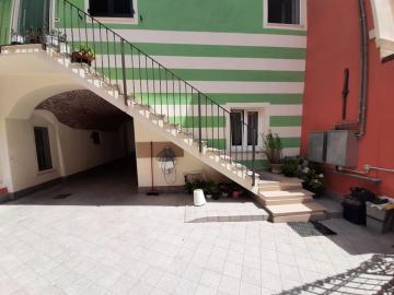 Ampio bilocale con patio a 50 metri dal mare!