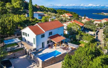 Nice home in Lukoran with Outdoor swimming pool, 3 Bedrooms and WiFi