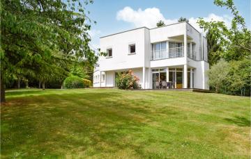 Stunning home in Léhon with WiFi and 5 Bedrooms