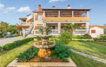 Nice apartment in Medulin with 3 Bedrooms and WiFi
