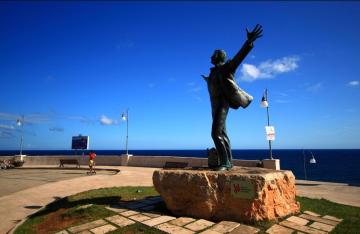 Polignano a Mare: sulla piazza di Domenico Modugno