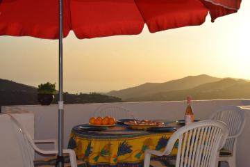 Casa Marlo, Spacious House in the Lively Centre of Cómpeta