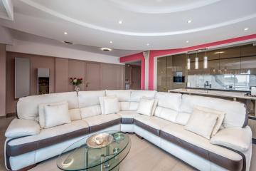Luxury air-conditioned apartment with terrace and parking