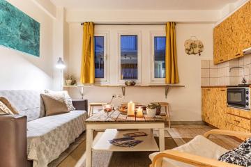 Downtown Yellow Studio With Private Parking