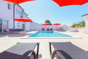 Poolincluded - Villa Fasuzana