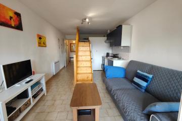 Quiet studio with terrace near the sea