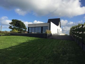 Maison avec spectaculaire vue mer à 180°, accès plage à pied en 5 mn