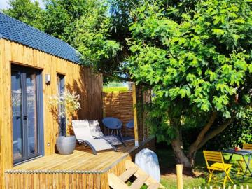 Tiny house with 2 electric bikes near sea river, Taden