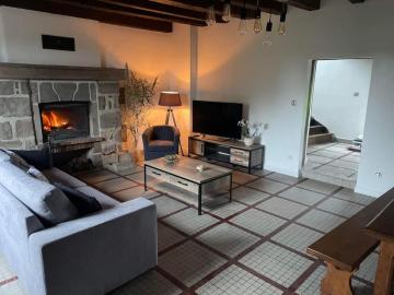 Maison chaleureuse dans un domaine avec étangs.