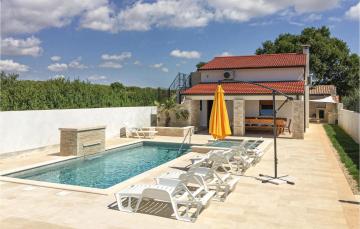 Awesome home in Pomer with Jacuzzi, 4 Bedrooms and WiFi