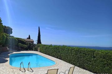 T2 aptt with terrace and sea view in Cavalaire