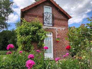 Maison piscine chauffé couverte privé jardin parc rivière collines