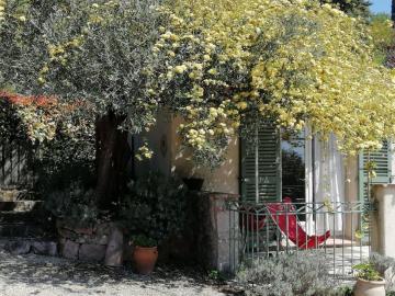 Charmant logement provençal avec piscine à deux pas du village médieval