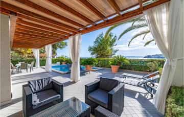 Stunning home in Okrug Gornji with Outdoor swimming pool, WiFi and Private swimming pool