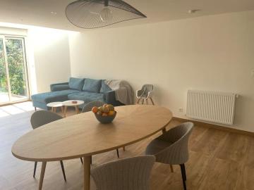 Agréable maison de ville avec un extérieur.