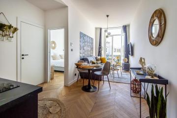 306B Charming 2 rooms refurbished super center with balcon