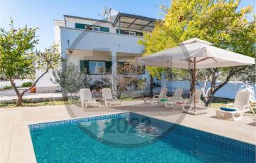 Awesome home in Raslina with Outdoor swimming pool, 4 Bedrooms and WiFi