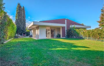 Awesome home in Bardolino with Outdoor swimming pool, 3 Bedrooms and WiFi