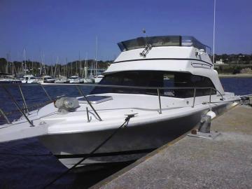 Bateau a quai de 2 cabines