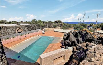 Amazing home in Pantelleria with Outdoor swimming pool and 3 Bedrooms