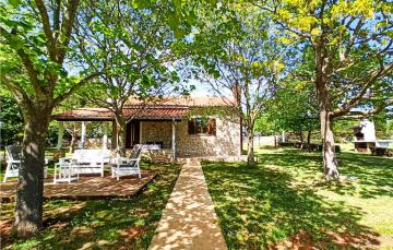 Stunning home in Svetvincenat with Outdoor swimming pool and 2 Bedrooms