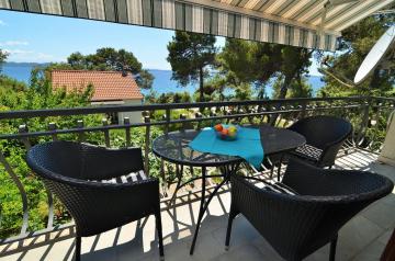 Apartments near the sea with a beautiful garden AE1577