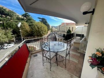 Super 3 Pieces avec grande Terrasse quartier Suquet petit parking SANT3P