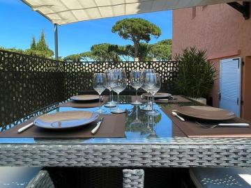 Studio climatisé, terrasse, parking privé, 50m de la plage