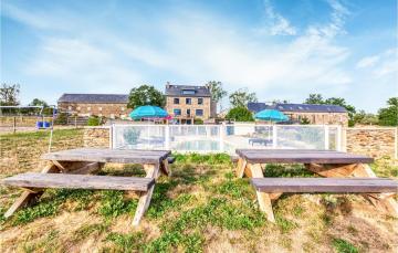 Stunning home in Ste Juliette sur Viaur with Outdoor swimming pool, WiFi and 2 Bedrooms