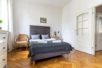 Golden Apartments/Cel2/4