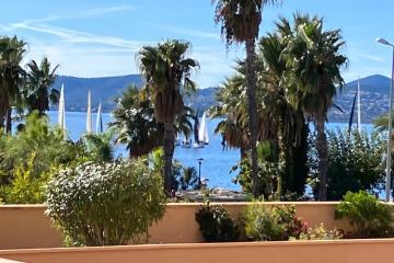 Apartment on the seafront and beach quiet