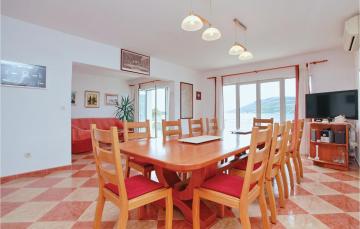 Three-Bedroom Apartment with Sea View in Zrnovo