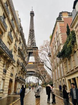 Au pied de la Tour Eiffel