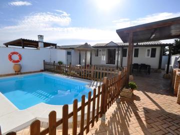 Casa con piscina privada en conil de la frontera- solo familias parejas