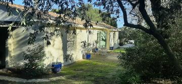Mazet authentique à Nîmes sur 2500 m2 dans un écrin de verdure