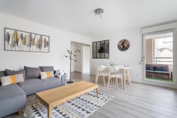 Spacious and bright calm with balcony