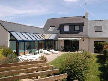 Attractive holiday home in Moëlan-sur-Mer with garden