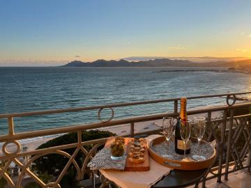 Newly renovated: Sea-front Croisette, top-floor