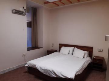 Middle door apartman