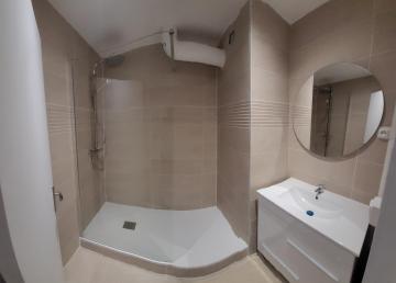 Grand appartement avec parking privé
