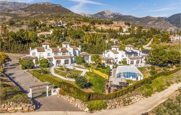 Nice apartment in Alcaucn with WiFi, 2 Bedrooms and Outdoor swimming pool