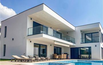 Stunning home in Crikvenica with Jacuzzi, Sauna and 4 Bedrooms