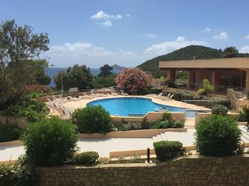 F2 vue mer dans résidence avec piscine