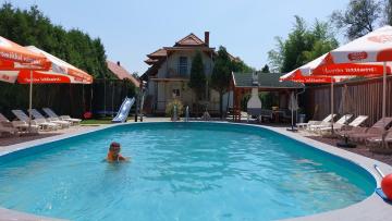 Ferienhaus direkt am See mit Pool, WLAN, Spielplatz