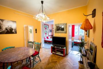 Cosy art flat downtown Buda