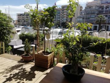 APPARTEMENT STYLE INDUSTRIEL + TERRASSE +JARDIN SUR LA MARINA CANET PLAGE 4 PERS