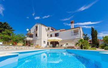 Schöne Ferienwohnung nur 800 Meter bis zum Sandstrand mit Pool, Klima, WLAN, Grill