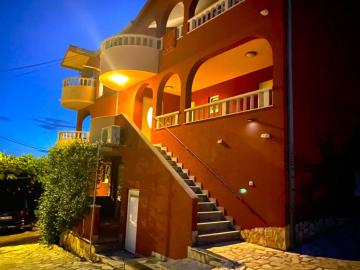 Villa Rudie with 4 Apartments Near the Sea