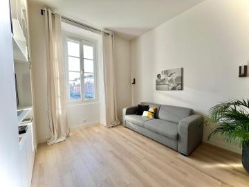 Viewing the park, amazing decorated separate Bedroom