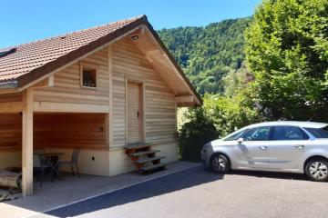 Chalet indépendant avec vue et jardin.